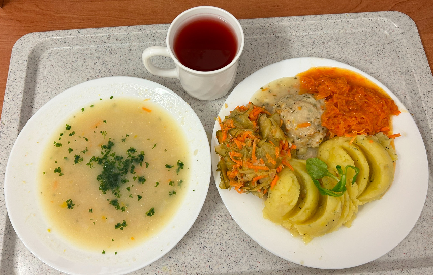 Na zdjęciu znajduje się: Jarzynowa z makaronem dieta, Ziemniaki z tłuszczem, Pulpet drobiowy, Sos pietruszkowy, Marchew oprószana z olejem, Sałatka szwedzka, Kompot owocowy